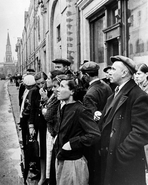 Москвичи слушают сообщение о начале войны с Германией, 22 июня 1941 года