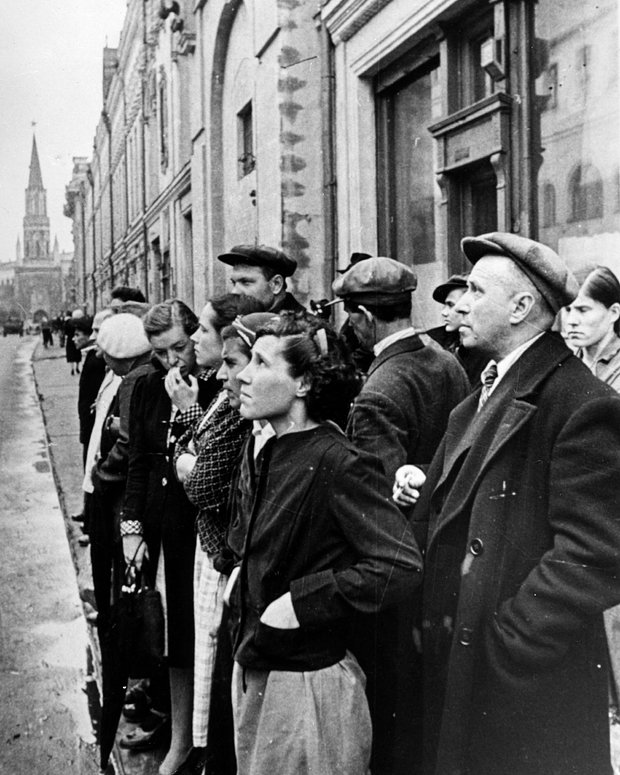 Москвичи слушают сообщение о начале войны с Германией, 22 июня 1941 года