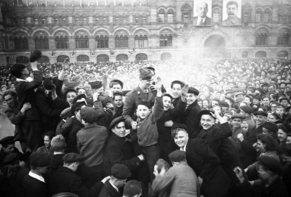 Москвичи на Красной площади в День Победы 9 мая 1945 года