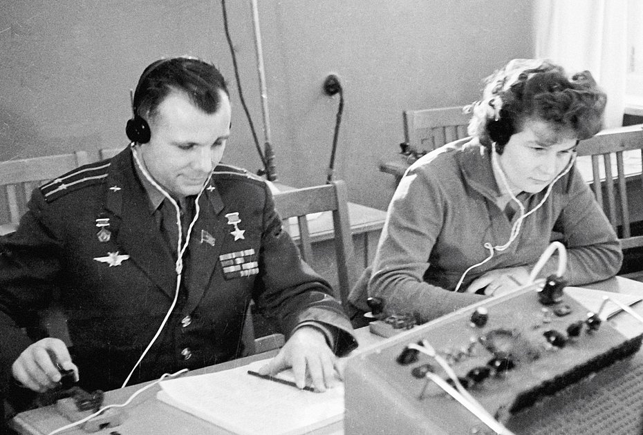 Юрий Гагарин и Валентина Терешкова в радиоклассе Центра подготовки космонавтов 