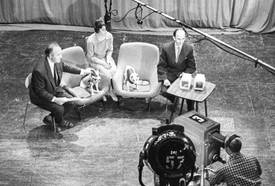 Эмиль Верник (справа на втором плане) во время записи радиопередачи, посвященной полету в космос собак  Стрелки и Белки (слева направо), 22 августа 1960 года