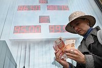 Курсы евро и доллара рекордно выросли. Почему падает рубль и что будет с курсом валют дальше? 