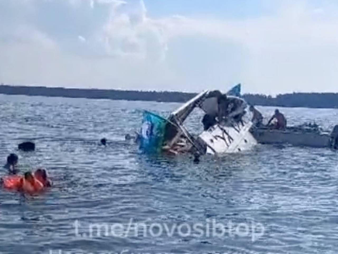 На российском водохранилище сняли на видео перевернувшуюся яхту с  десантниками: Происшествия: Россия: Lenta.ru