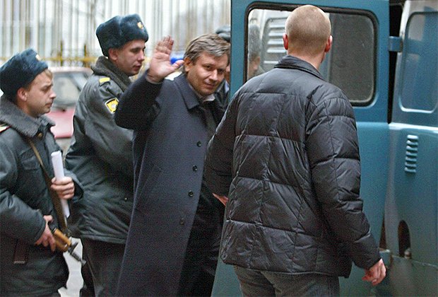 Григорий Грабовой (в центре) садится в автозак после заседания в Хамовническом районном суде Москвы