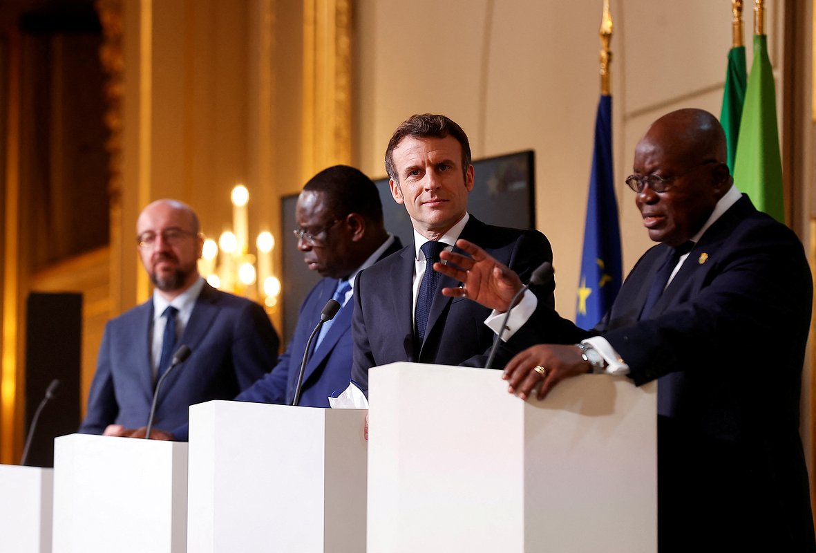Эммануэль Макрон, президент Ганы Нана Акуфо-Аддо, президент Сенегала Маки Саль и председатель Евросовета Шарль Мишель, Париж, 17 февраля 2022 года