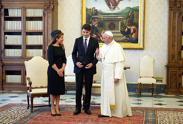 Папа Франциск на встрече с премьер-министром Канады Джастином Трюдо и его женой Софи Грегуар-Трюдо в Апостольском дворце в 2017 году