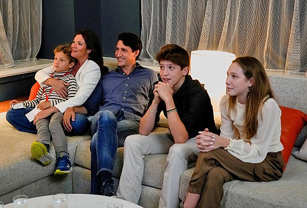 Джастин Трюдо с женой Софи Грегуар-Трюдо и детьми Адрианом, Эллой-Грейс и Ксавье в 2021 году