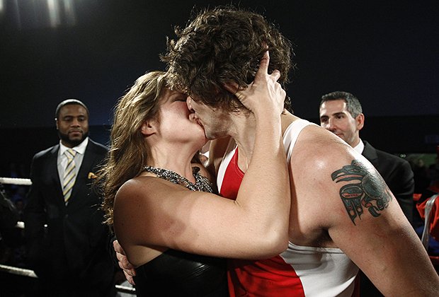 Джастин Трюдо целует свою жену Софи Грегуар-Трюдо после победы над сенатором Патриком Бразо во время их благотворительного боксерского поединка в Оттаве в 2012 году