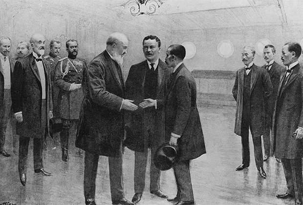 Президент США Теодор Рузвельт (в центре) вместе с главами российской и японской делегаций Сергеем Витте и Комура Дзютаро перед началом Портсмутской мирной конференции. США, штат Нью-Гэмпшир, август 1905 года