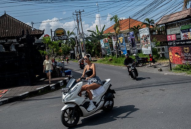 Иностранные туристы арендуют мотобайки на Бали, Индонезия