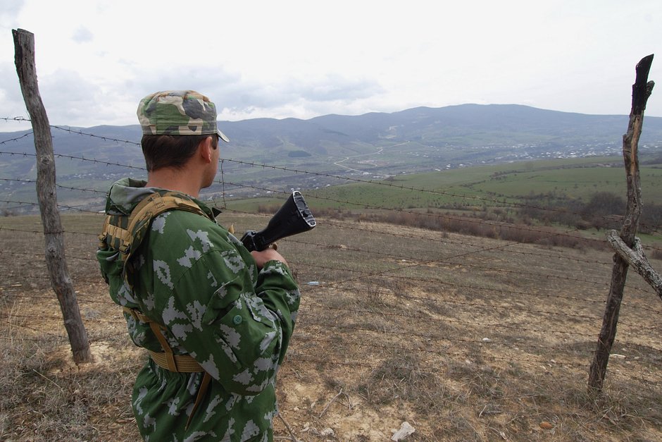 Разграничительная линия зоны миротворческих сил между Южной Осетией и Грузией в Цхинвали, 5 апреля 2008 года