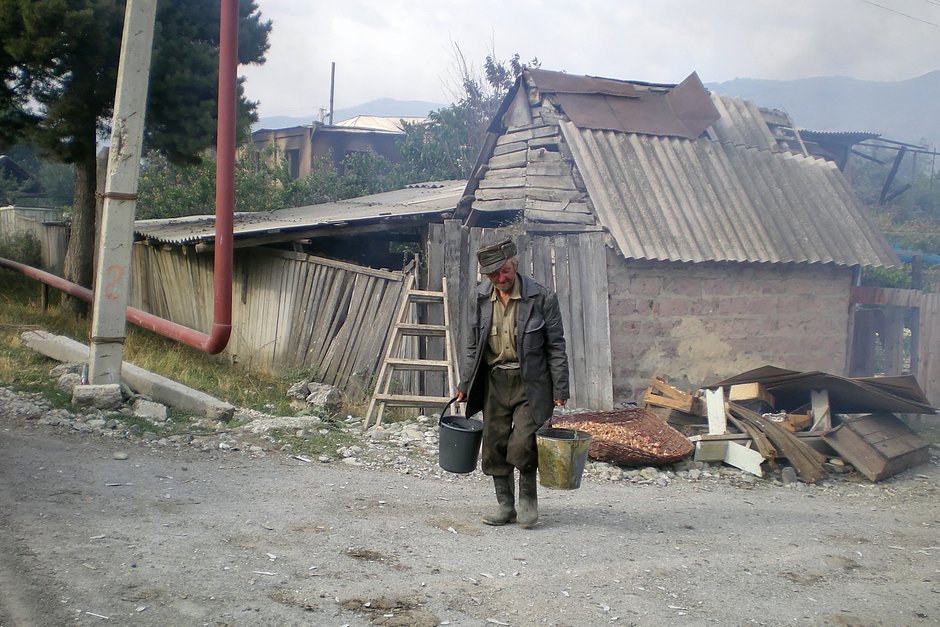 Разрушения в Цхинвали после обстрела грузинскими войсками, 11 августа 2008 года