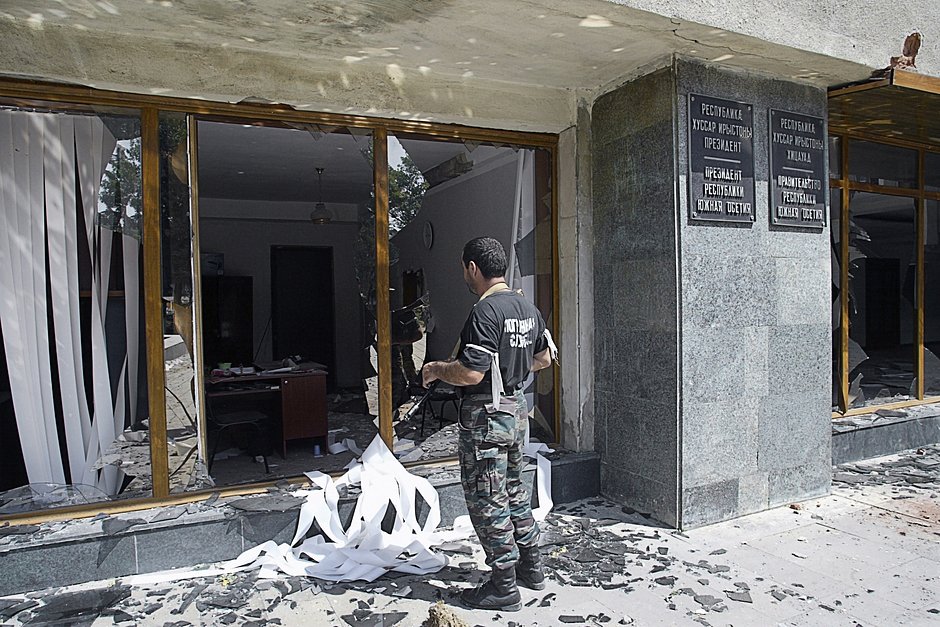 Разрушения в городе Цхинвали после обстрела грузинскими войсками, 11 августа 2008 года