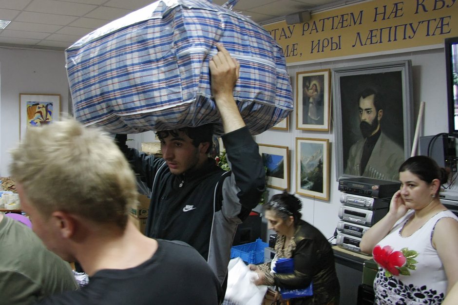 В пункте сбора благотворительной помощи для пострадавшего населения Южной Осетии, Москва, Россия, 11 августа 2008 года
