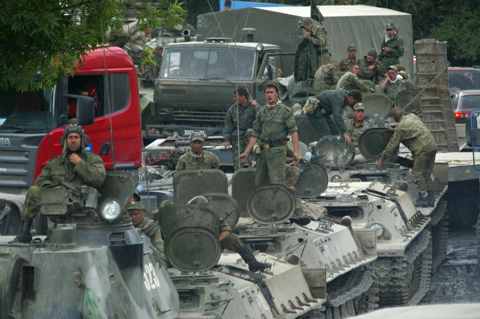 Российская военная техника направляется в зону вооруженного конфликта в Южной Осетии, 10 августа 2008 года