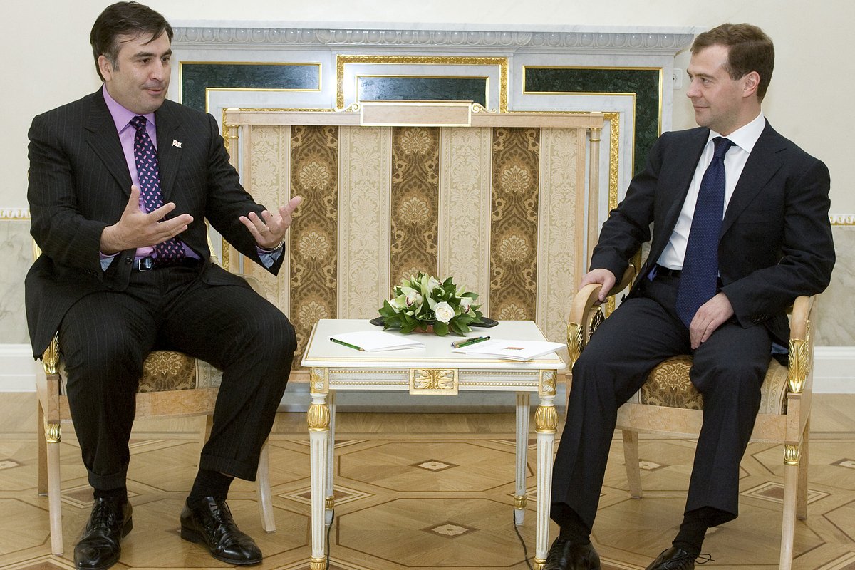 Президент России Дмитрий Медведев встречается с грузинским коллегой Михаилом Саакашвили в Санкт-Петербурге, 6 июня 2008 года