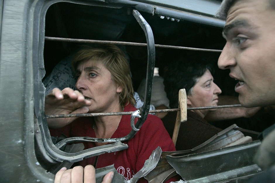 Сельские жители покидают свои дома недалеко от города Цхинвали, примерно в 100 километрах от Тбилиси, 8 августа 2008 года