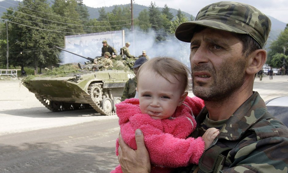 Жители Южной Осетии эвакуируются в столицу Цхинвали, 10 августа 2008 года