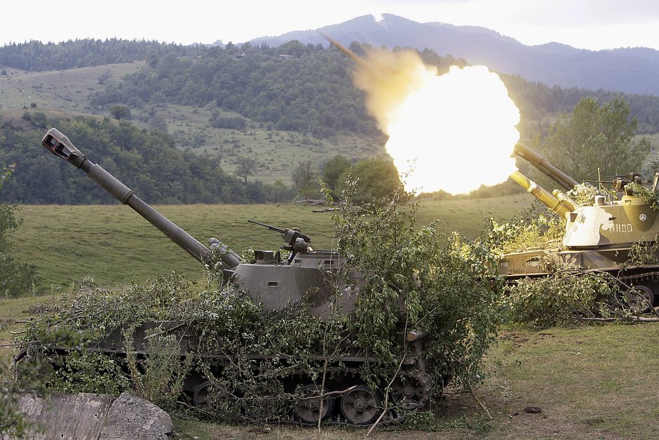 Российское мобильное артиллерийское подразделение ведет огонь по грузинским позициям у южноосетинского поселка Джава, 9 августа 2008 года