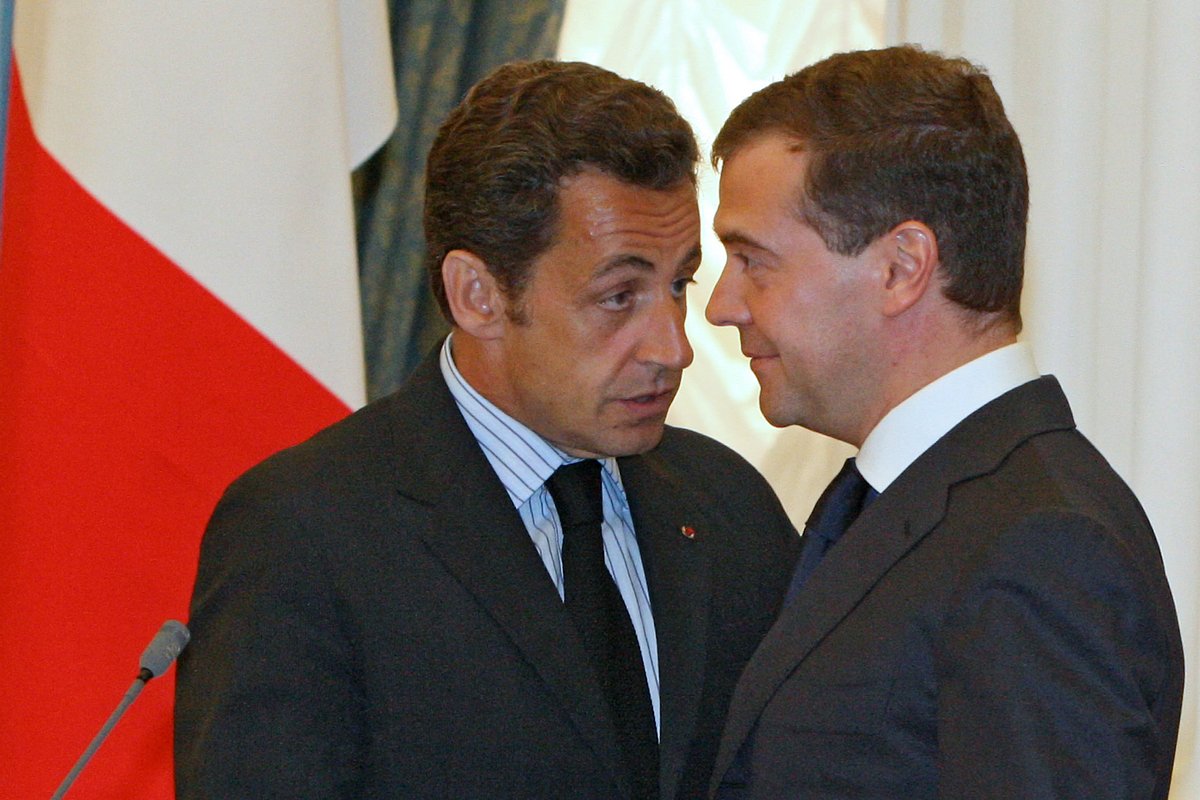 Президент Франции Николя Саркози и президент России Дмитрий Медведев перед началом совместной пресс-конференции по итогам переговоров об урегулировании конфликта в Южной Осетии, 12 августа 2008 года