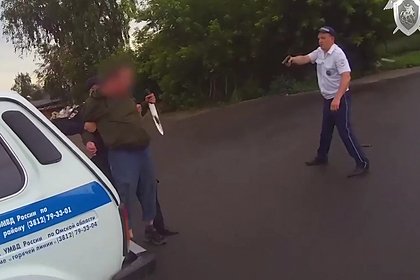 Пьяный водитель угрожал ножом российским полицейским и попал на видео