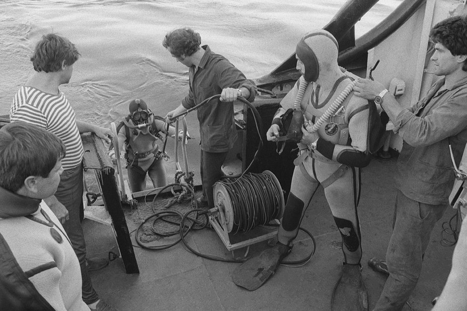 Водолазы перед погружением для поиска пропавших в результате катастрофы парохода «Адмирал Нахимов», 1986 год