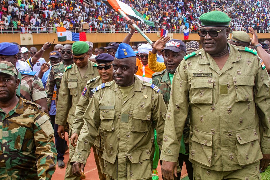 Члены военного совета, устроившего переворот в Нигере, участвуют в митинге на стадионе в Ниамее