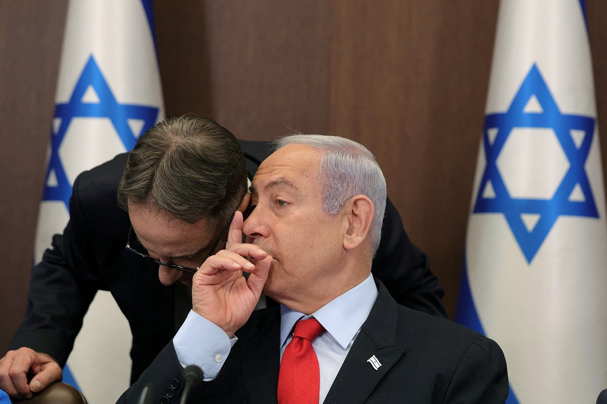 Премьер-министр Израиля Биньямин Нетаньяху беседует с главой своей канцелярии Цахи Браверманом, 30 июля 2023 года