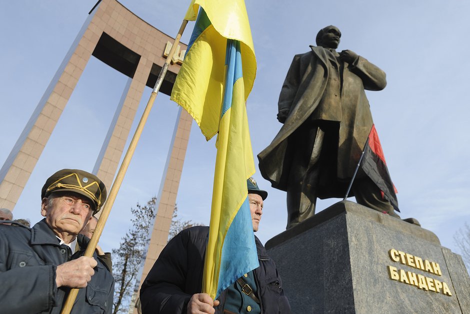 Памятник лидеру запрещенной в России Организации украинских националистов (ОУН) Степану Бандере во время празднования его 114-летия, Львов, 1 января 2023 года