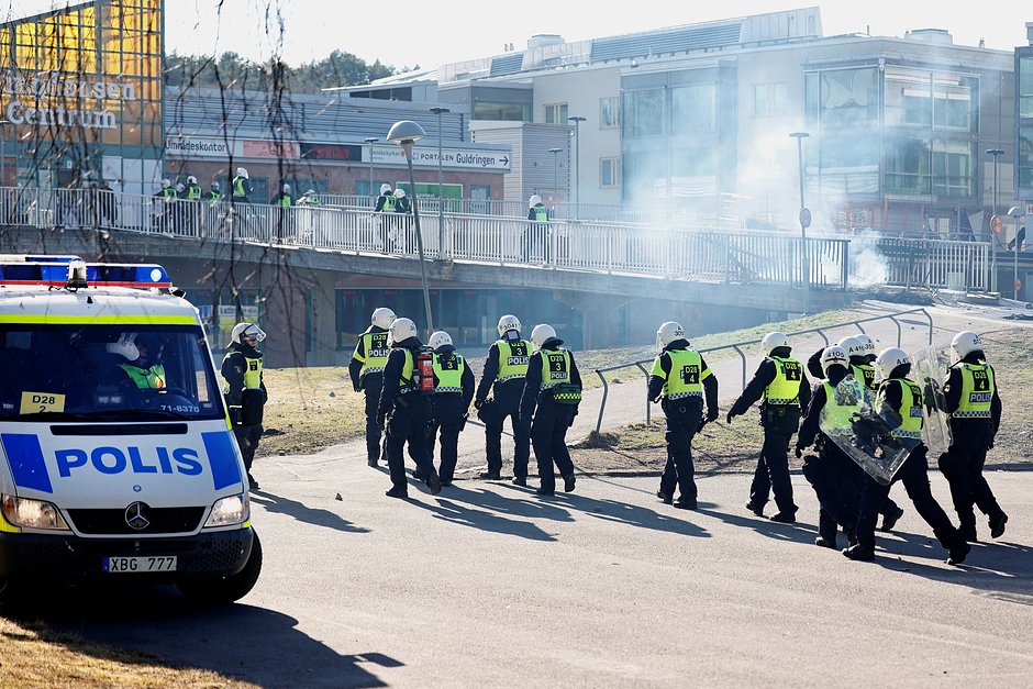 Полиция города Норрчёпинг (Швеция) разгоняет протесты против запланированной акции Расмуса Палудана с сожжением Корана. 17 апреля 2022 года