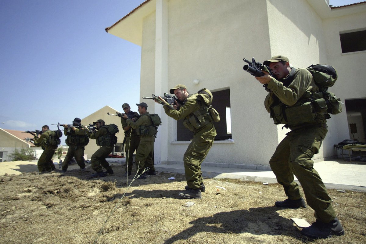 Израильские военные во время учений, 16 августа 2005 года в поселении Пеат Садех (в секторе Газа)