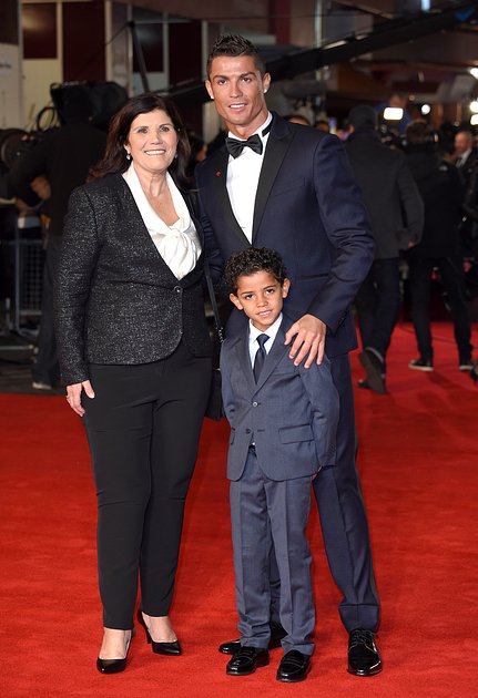 Криштиану Роналду с матерью Марией Долорес Авейру и сыном Криштиану в 2015 году