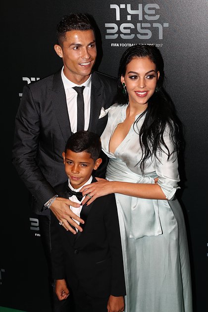 Криштиану Роналду с возлюбленной Джорджиной Родригес и сыном Криштиану в 2017 году в Лондоне