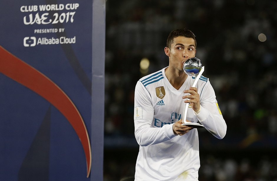 Криштиану Роналду с трофеем «Золотой мяч» в 2017 году