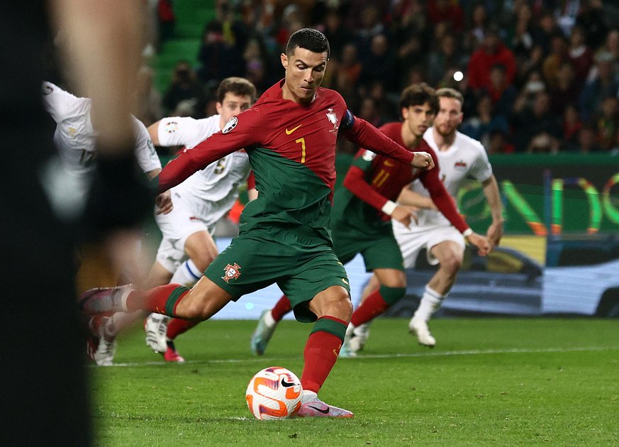 Криштиану Роналду на мачте в составе сборной Португалии в марте 2023 года