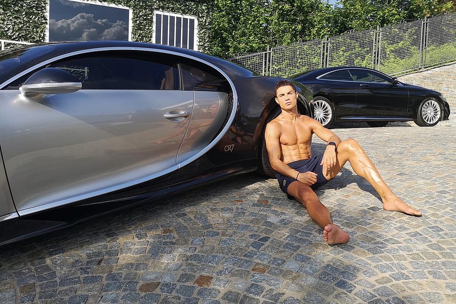 Криштиану Роналду у собственного автомобиля марки Bugatti
