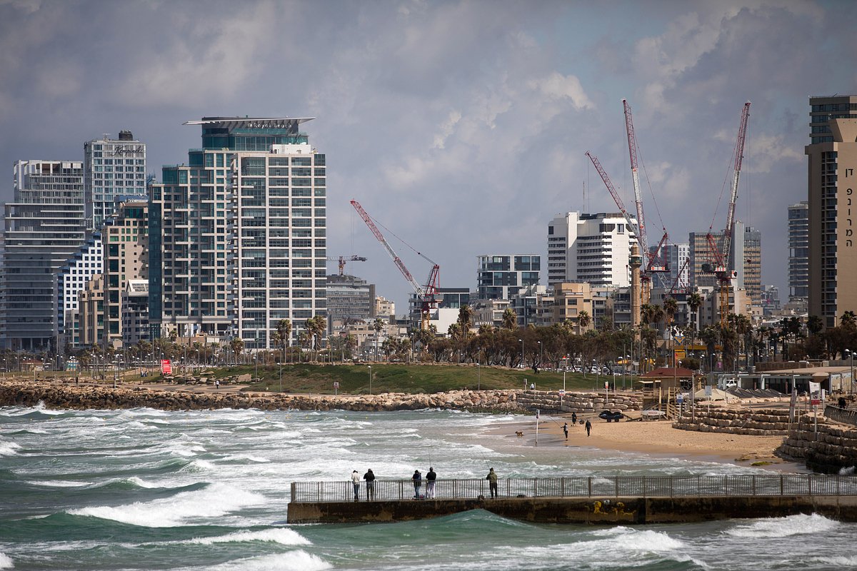 Высотные жилые и коммерческие здания на побережье в Тель-Авиве, куда стали массово съезжаться россияне, 10 марта 2022 года
