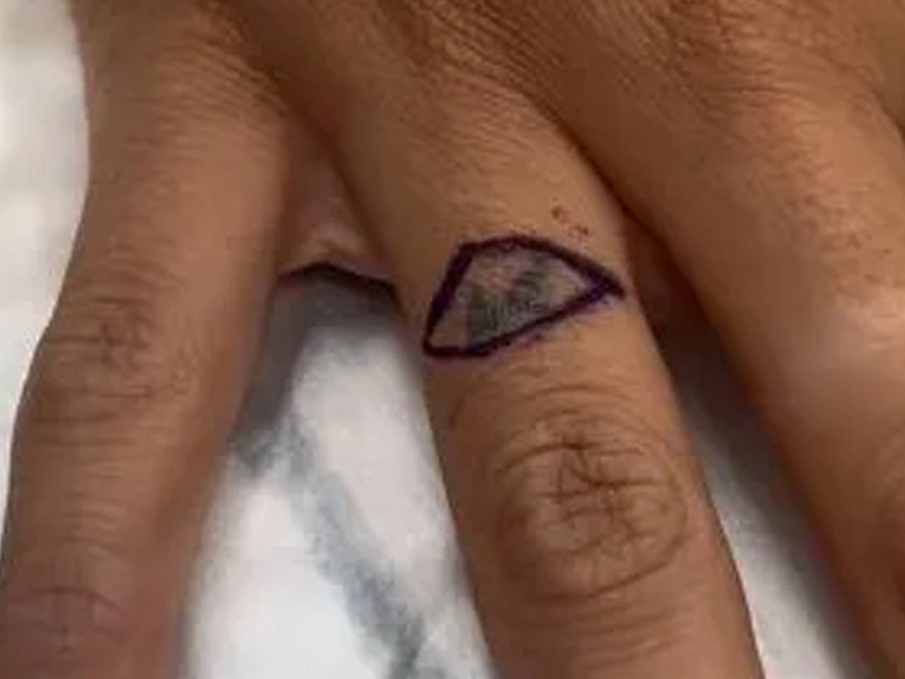 Татуировки для девушек на пальцах рук (78 фото)