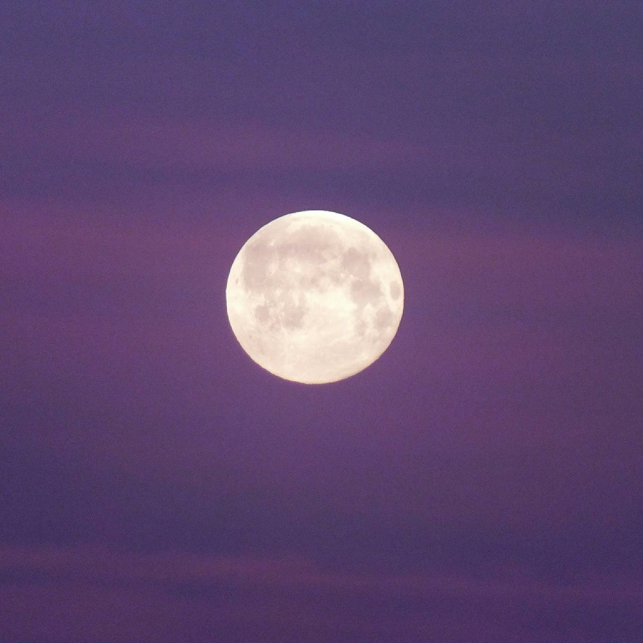 21 июля луна. Большая Луна. Луна 21 12. Фото полнолуния сегодня. Луна в апреле 2023.