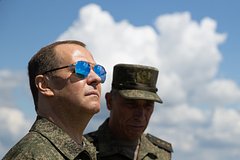 Медведев порассуждал о капитуляции Украины