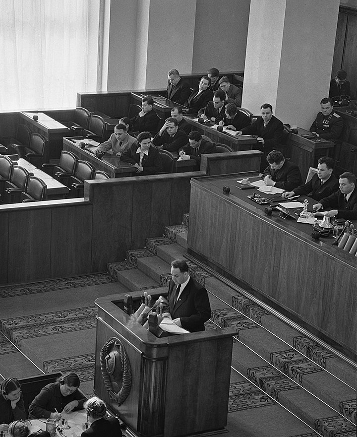 Шелепин во время выступления на XII съезде ВЛКСМ в Большом Кремлевском дворце, 1954 год