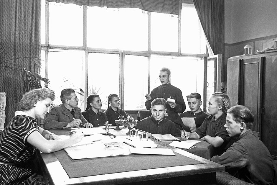 Заседание комитета комсомола в одном из ремесленных училищ Москвы