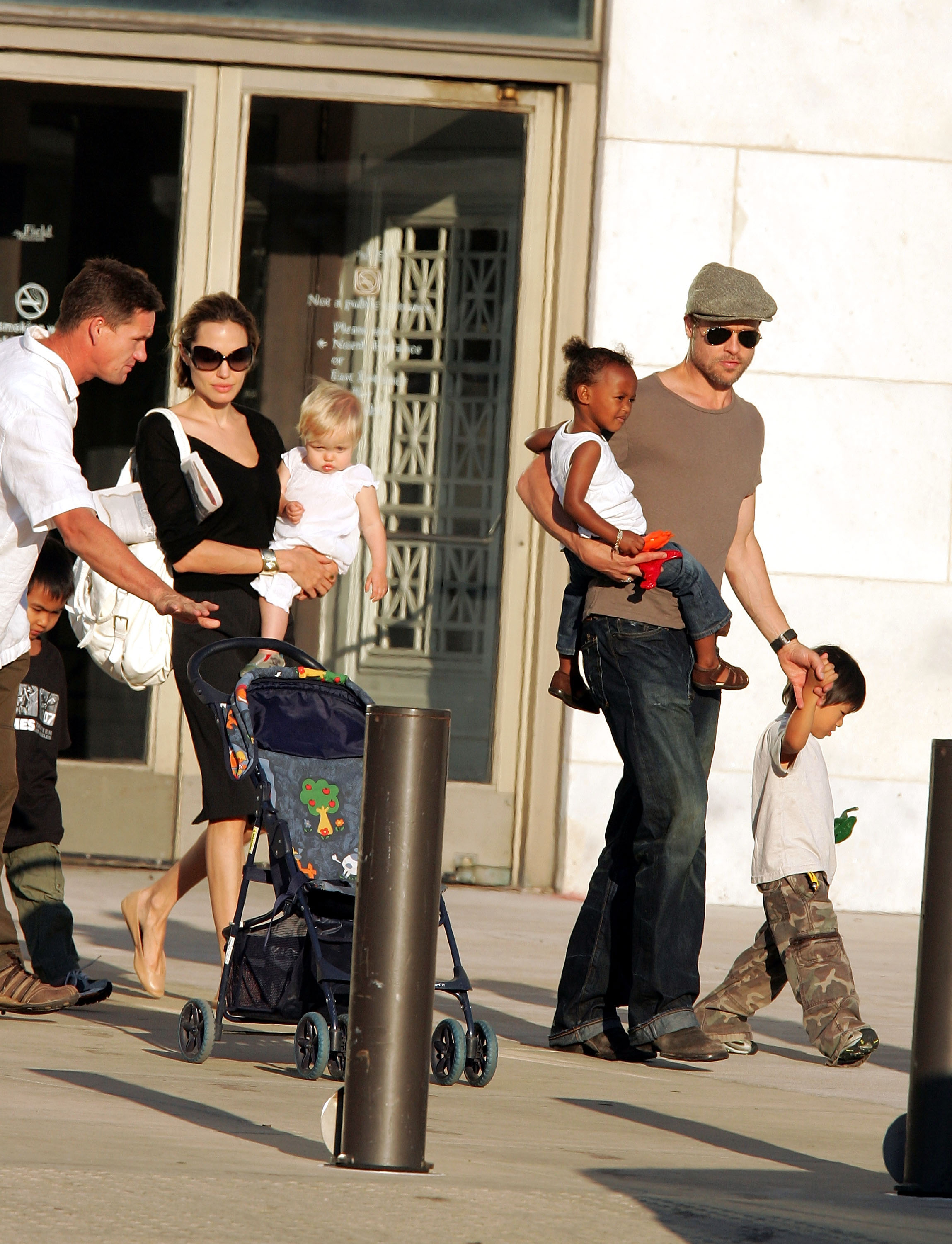 Анджелина Джоли и Брэд Питт разводятся, подтвердил адвокат