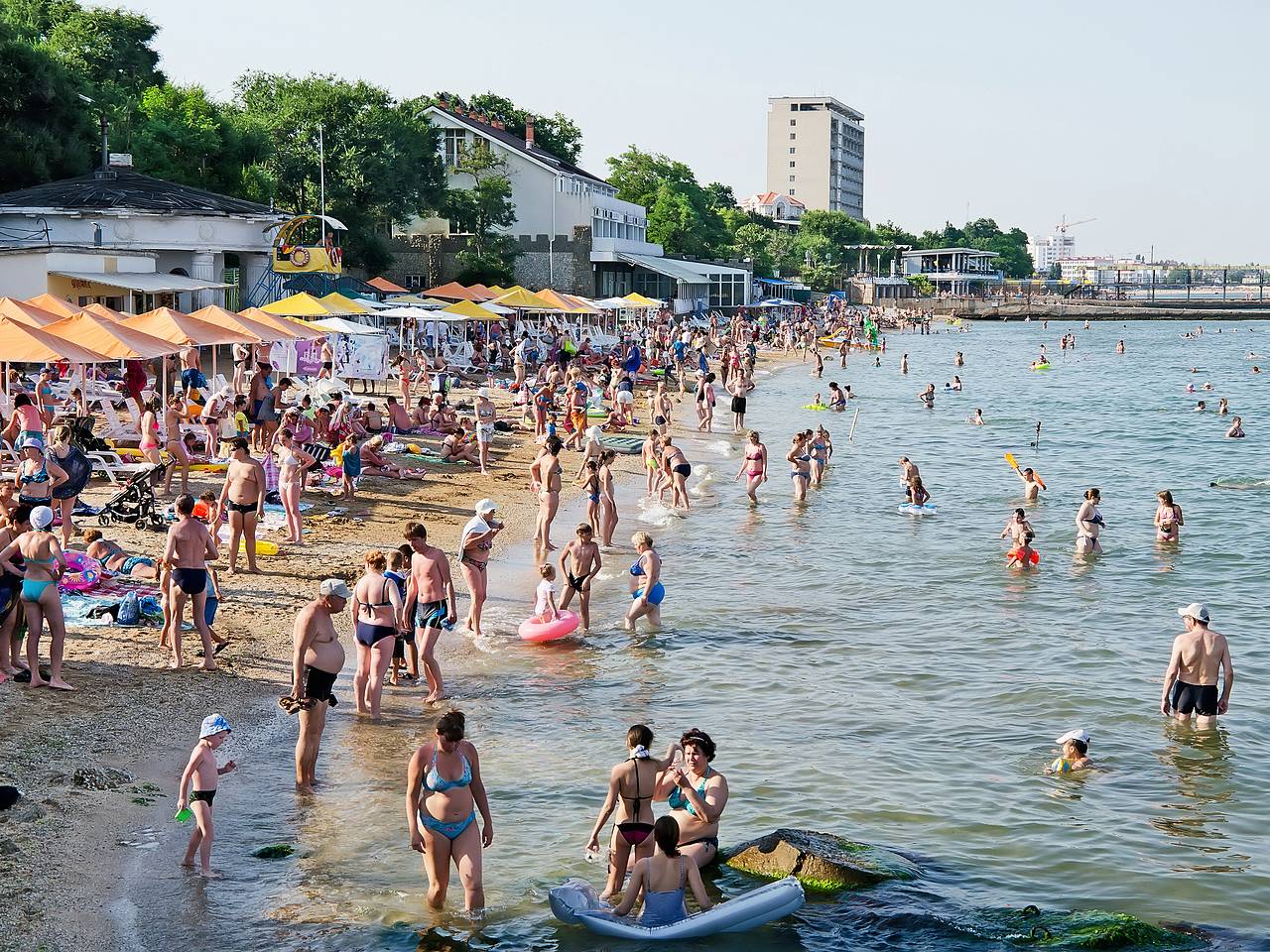 Блогер показал фото женщин в купальниках в столовой Крыма и вызвал споры в  сети: Мнения: Путешествия: Lenta.ru