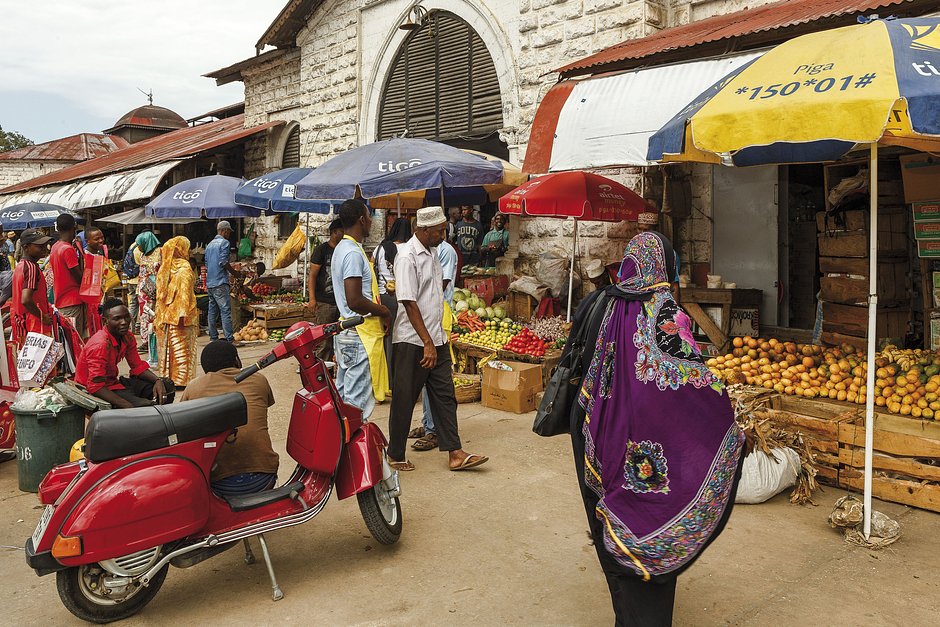 Толпа местных на базаре на Занзибаре, Танзания