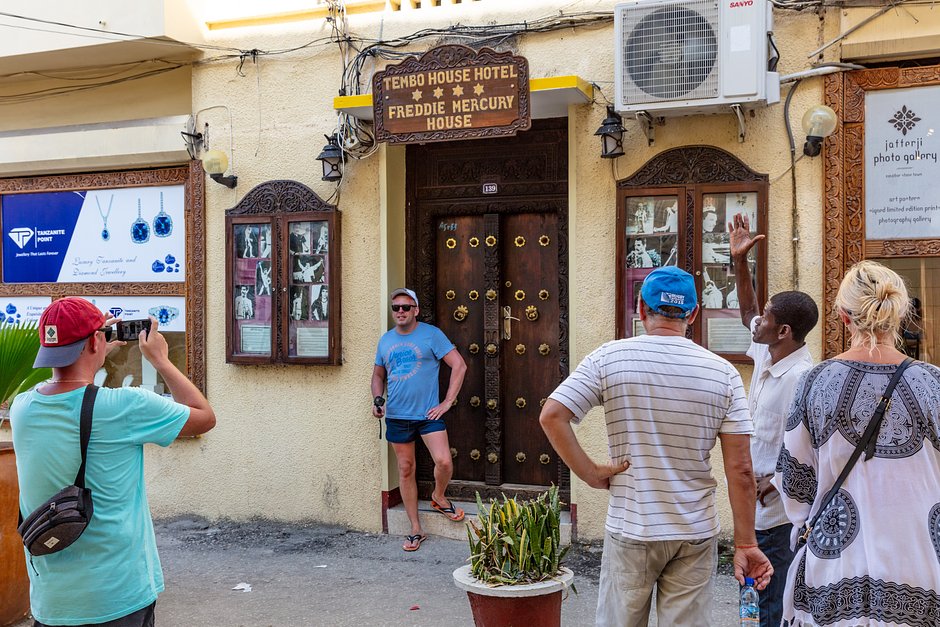Туристы позируют на фоне дома Фредди Меркури