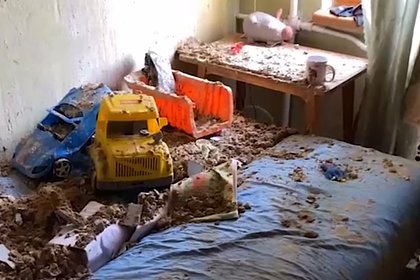 В российском городе на бабушку и трехлетнего ребенка рухнул потолок