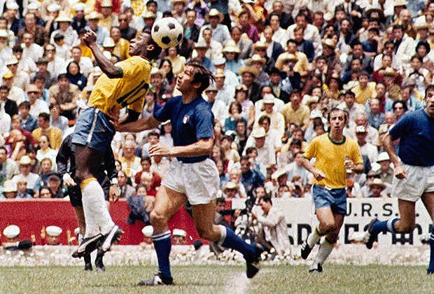 Pele během finále mistrovství světa 1970 proti Itálii