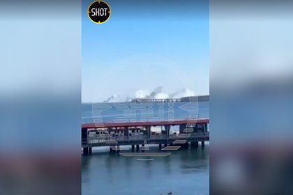 Крымский мост после попытки ракетной атаки сняли на видео