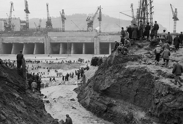 Строительство Куйбышевской ГЭС, Жигулевск. Волжская вода по отводному каналу начинает поступать в котлован Куйбышевской ГЭС